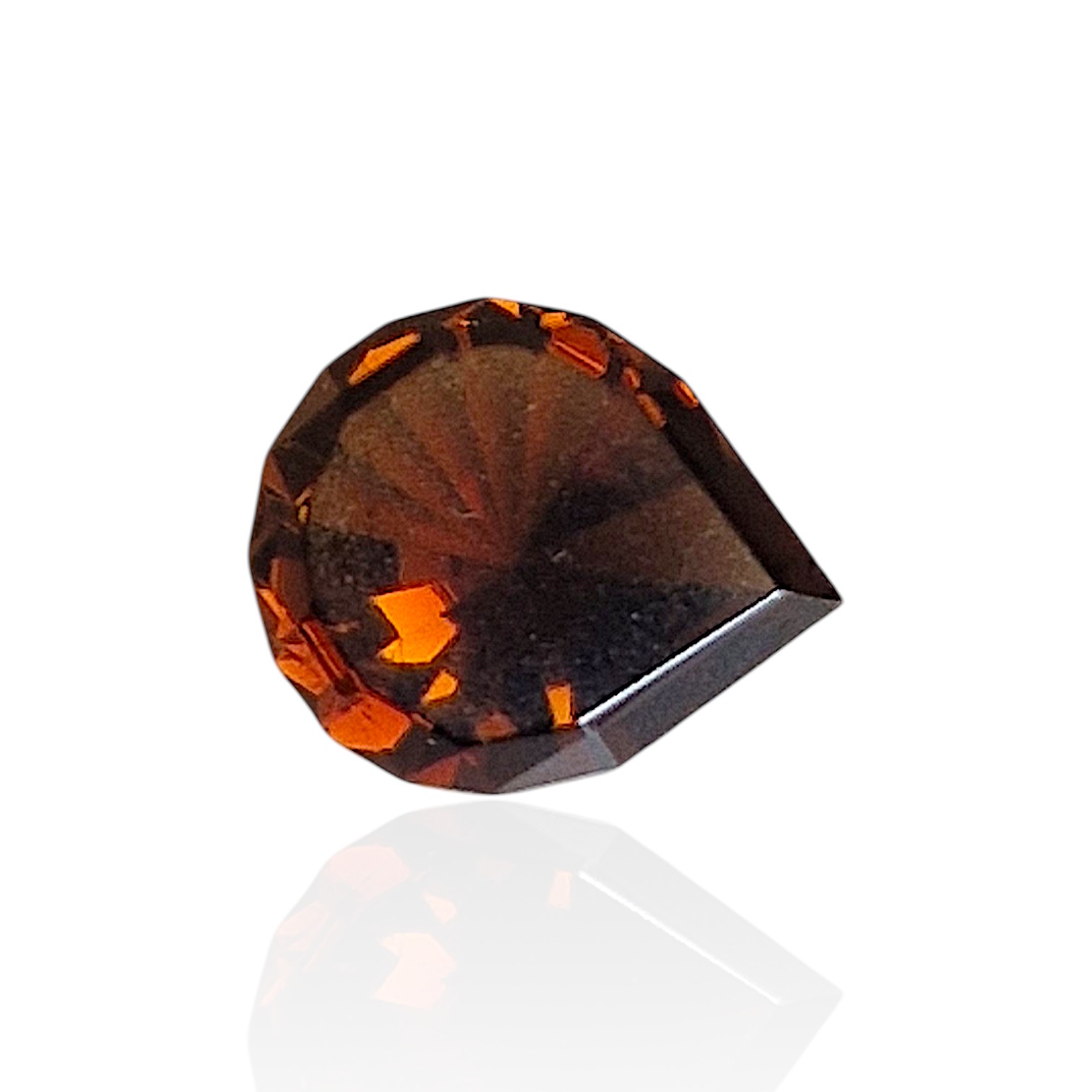 - Tourmaline du Kenya — 4,205 cts (Taille « Goutte Mixte » — Couleur Orange brunâtre à reflet vert)