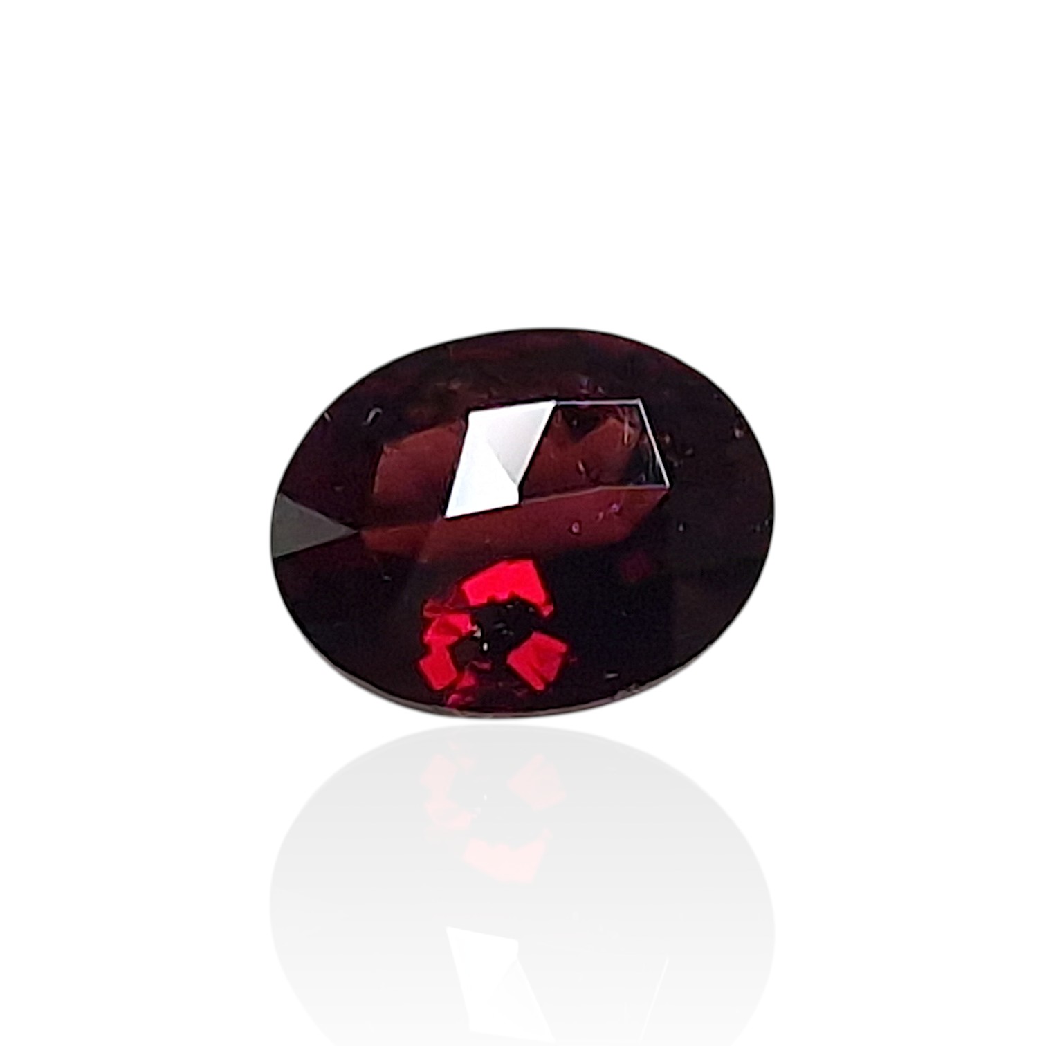 - Grenat Almandin du Cameroun — 1,375 ct (Taille “Ovale Mixte” — Éclat Rouge Profond)